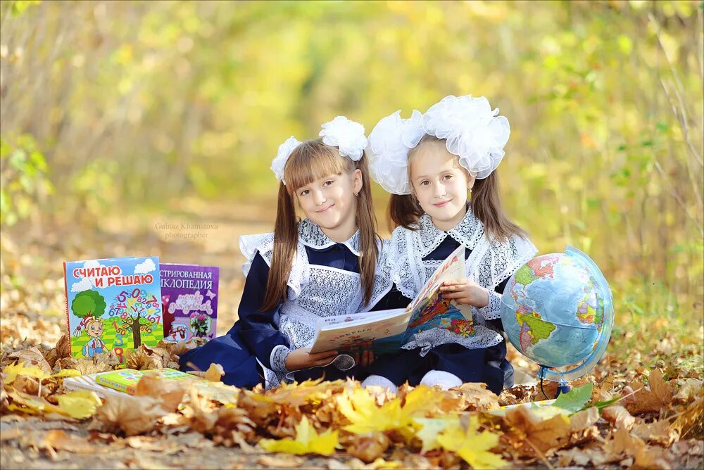 Осень дети школа. Фотосессия первоклашки. Фотосессия первоклассника в школе. С днем знаний первокласснику.