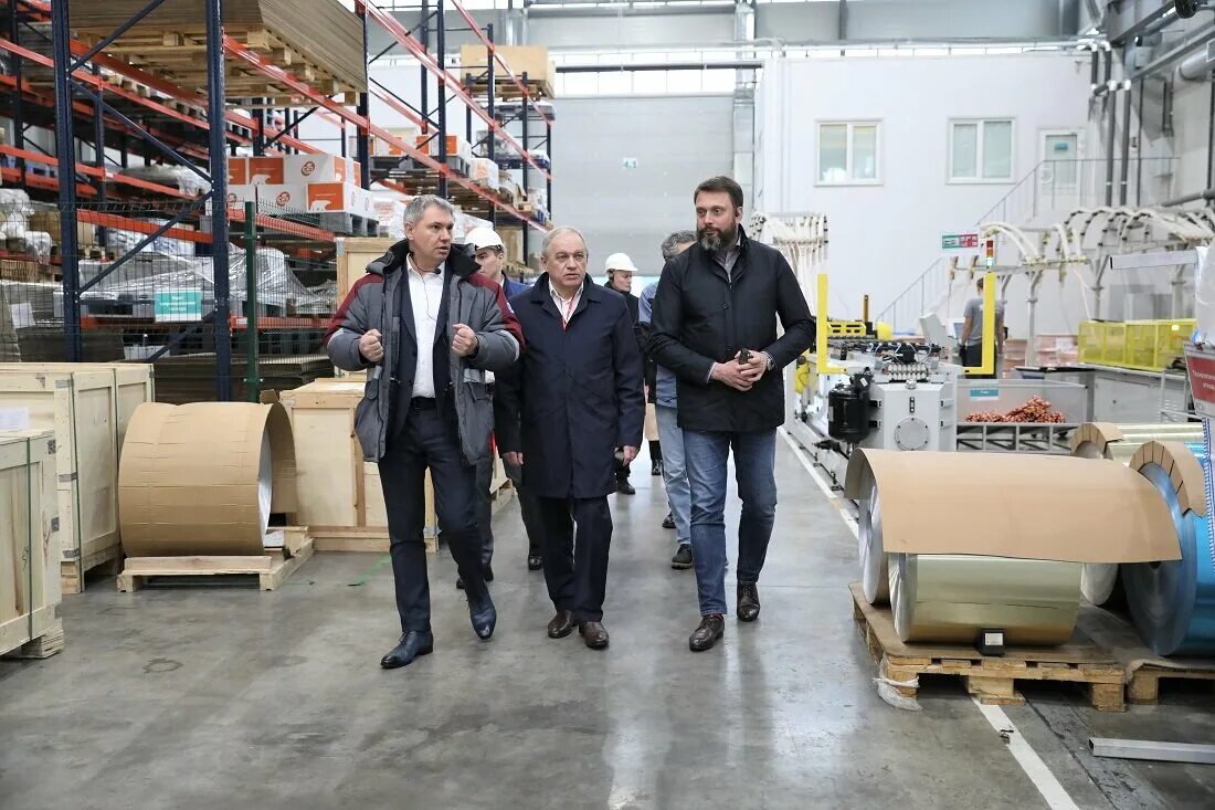 Руденя и тмх. Завод нэвз новочеркасск. Тмх тверь. Пктс трансмашхолдинг. Твз логотип телеканал.