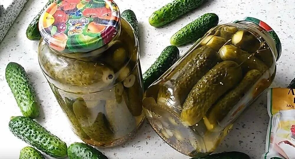 Засолка огурцов рецепт литровой банки. Огурцы консервированные. банки с огурцами. огурцы в литровых банках. огурцы на зиму.