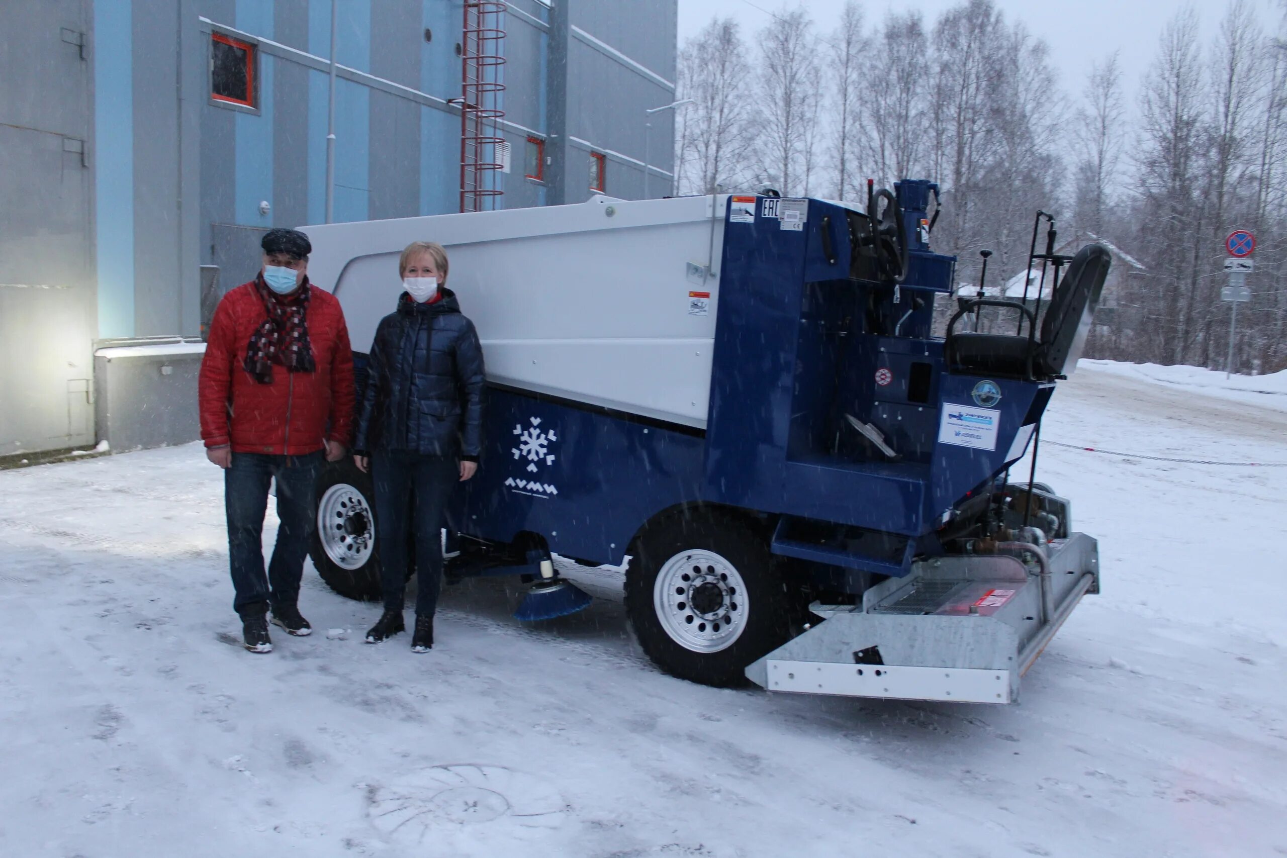 Водитель ледозаливочной машины. Умка ледозаливочная машина. Zamboni заливочная машина. Ледозаливочное оборудование. Водитель ледозаливочной машины.
