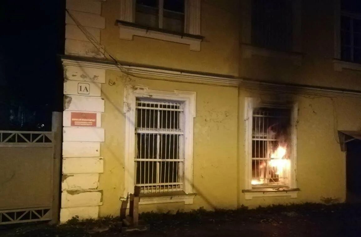 Поджог военкомата. Пожар в здании. поджоги военкоматов петербург. брошенные здания. в ломоносове подожгли военкомат.