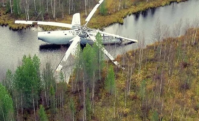 Вертолет в болотах ми. Вертолет ми 6 в Тарко Сале в болоте. Тарко-Сале вертолет в болоте. Вертолет ми-6 в Тарко-Сале. Вертолет ми-6 на Ямале.