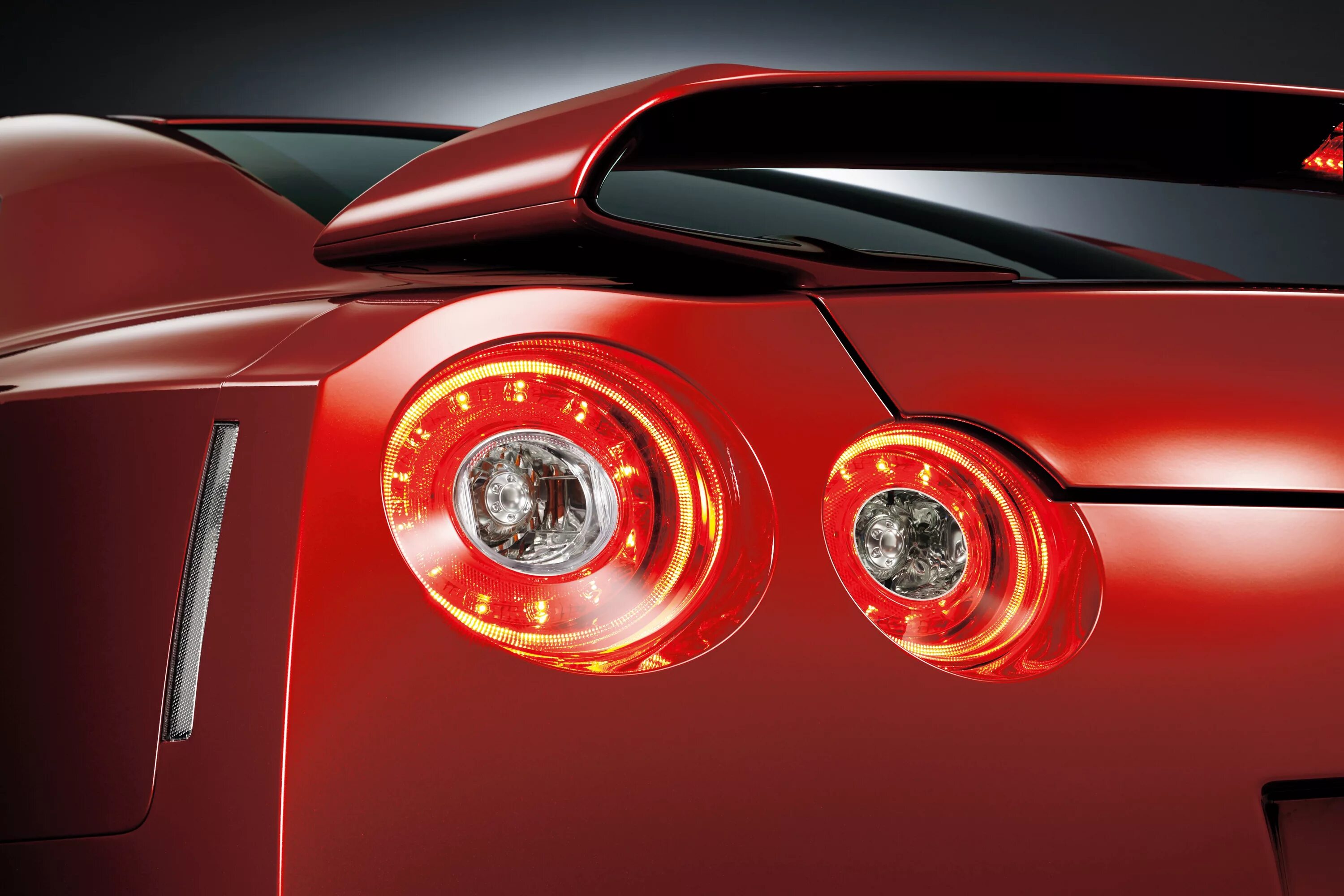 Фара машин фото. Задние фары Nissan GTR r35. Nissan gt-r 35. Nissan GTR 2017 задние фары. Nissan r35 gt-r Side taillights.