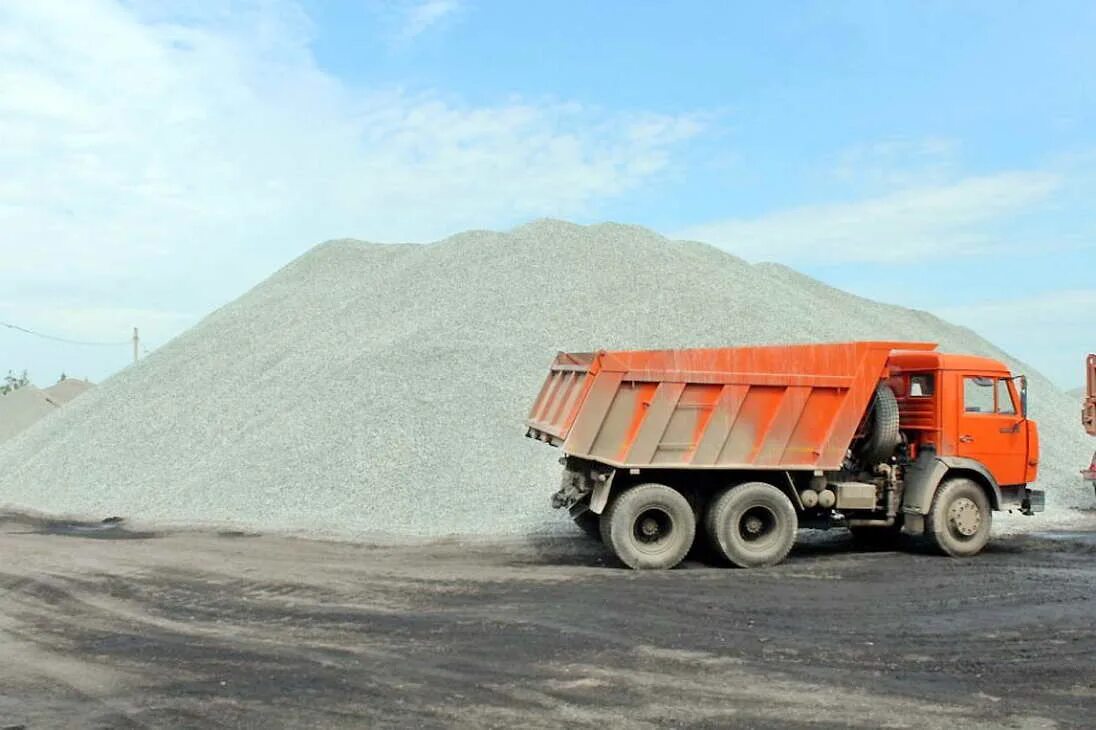 Гравий пгс камаз. Камаз щебня. Камаз щебня. Камаз самосвал 30 кубов. Камаз щебня.