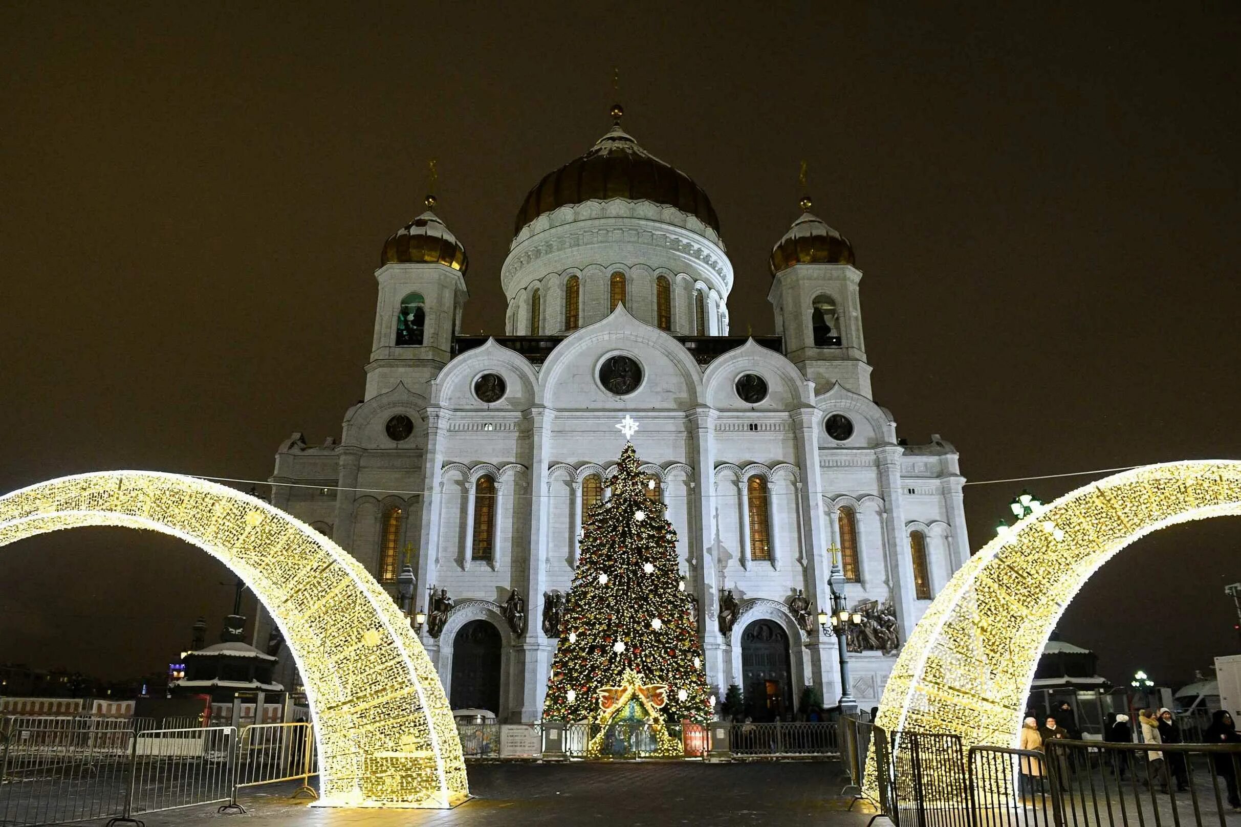 С рождеством христа спасителя. Вертеп иисуса христа. Елка на фоне храма. Дева мария иосиф рождение христа вертеп. Храм христа спасителя рождество.