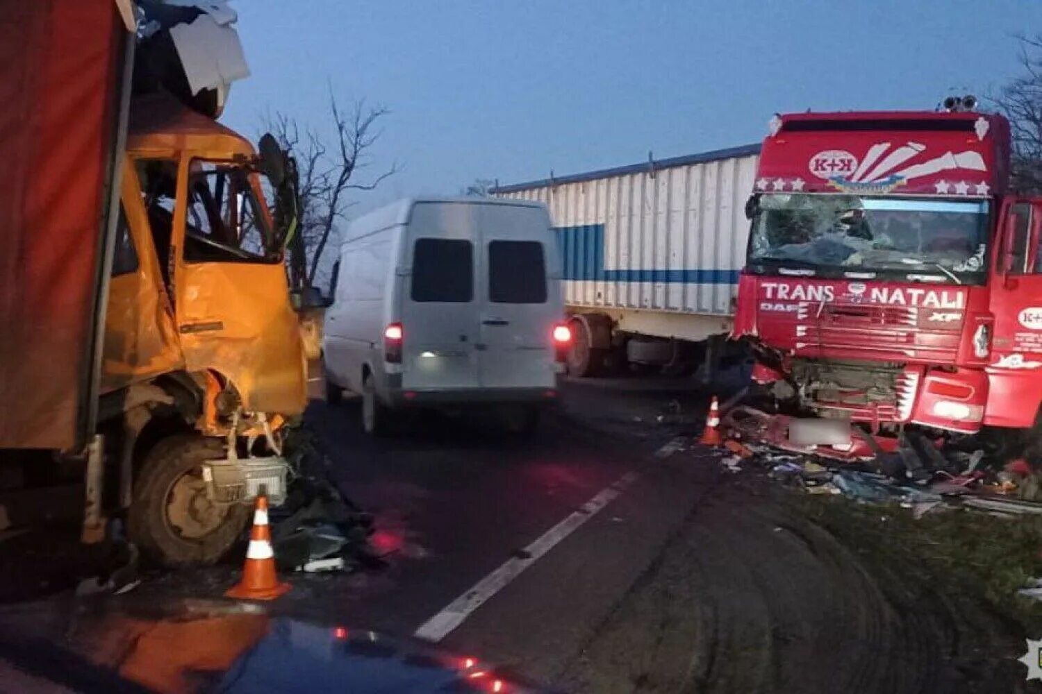 Красный грузовик Вольво на трассе. Дтп на николаевском