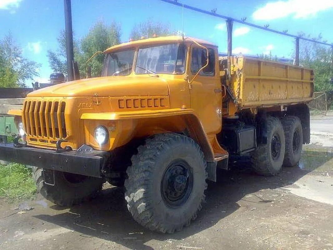 Урал б у красноярск. Лесовоз урал ямз 236. Урал с кузовом. Урал лесовоз. Урал 4320 1990.