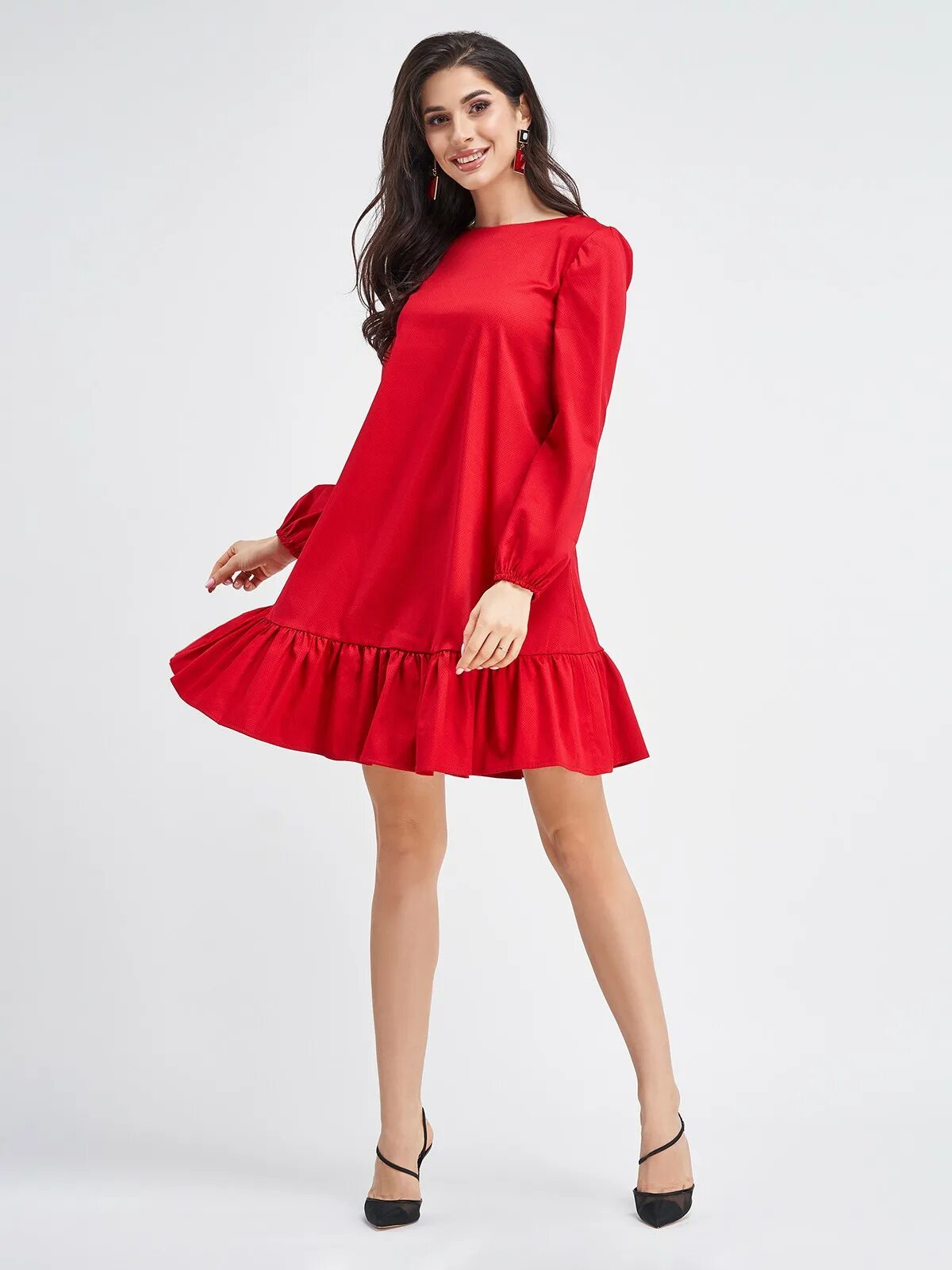 Красное свободное. Красное платье трапеция. Красное платье свободного кроя. Красное платье с рукавом. Платье с воланами.