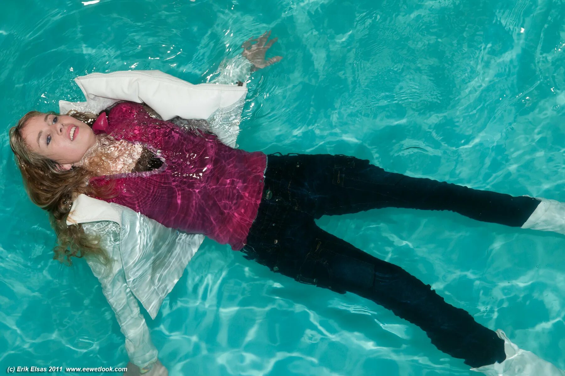 Одежда для бассейна. В бассейне в одежде видео. Девушка купается в бассейне. Девушки в воде в одежде. Плавать в одежде в бассейне.