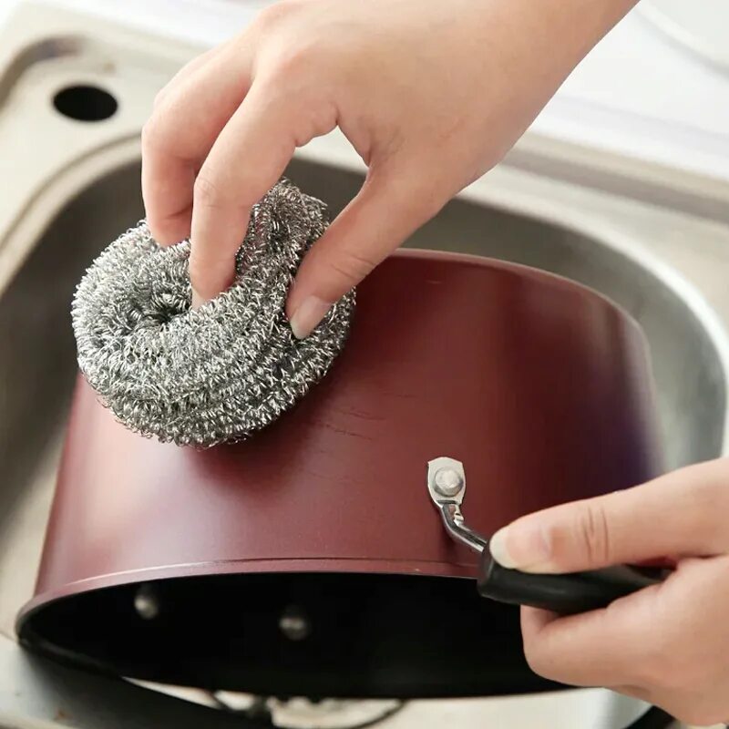 Мытья посуды нержавеющей. Металлическая губка для мытья посуды. Чистка посуды металлической губкой. Металлическая губка для мойки посуды. Губка железная для чистки посуды.