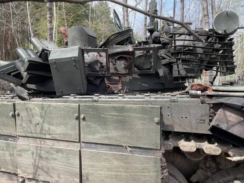Танк выдержал попадание. Танк т72б3 на украине. т-72б днр с противокумулятивными решетками. джавелин против танка т-72. т-72б3 против джавелина.
