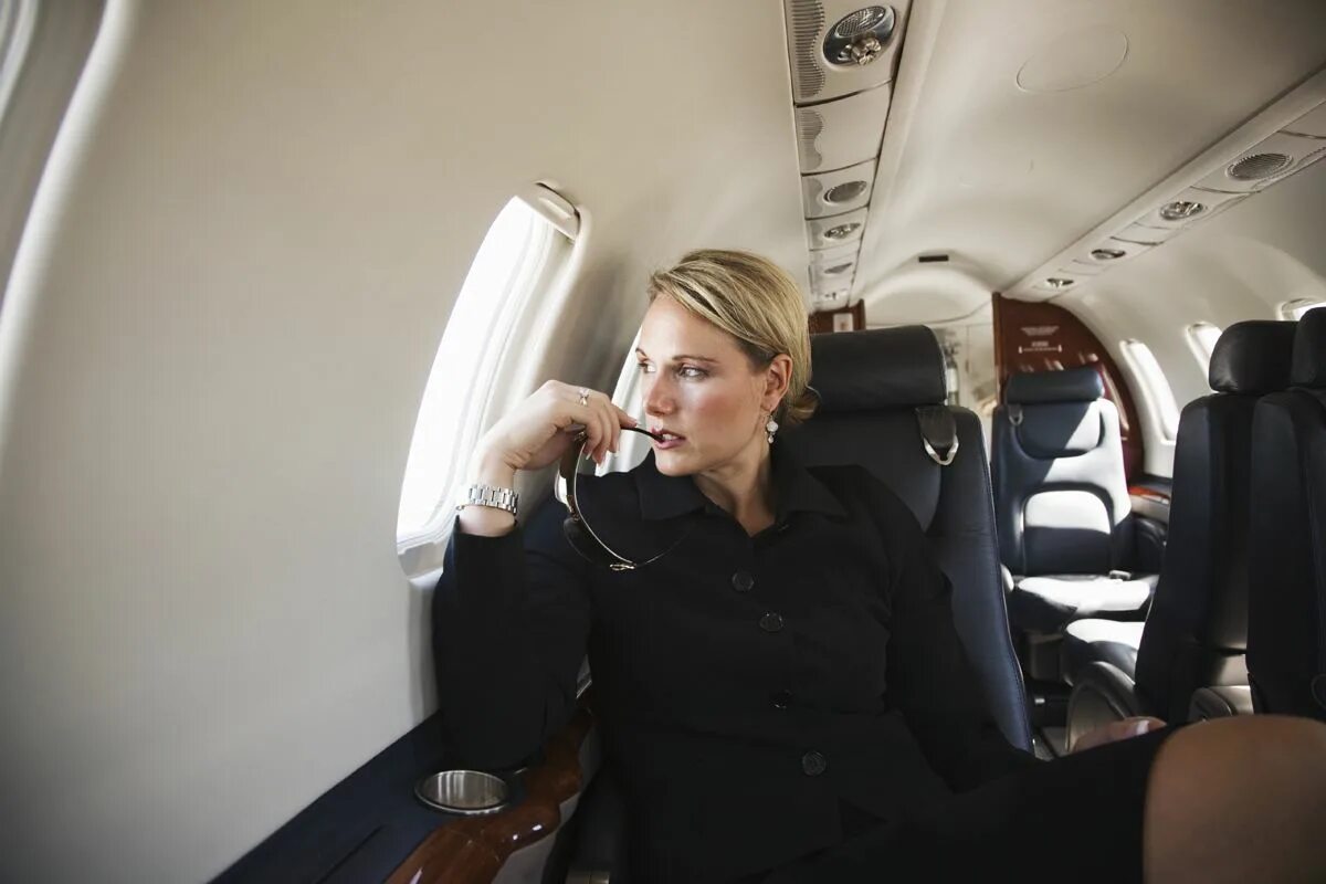 Покажи богатых женщин. Богатая женщина. Богатая успешная женщина. Бизнес леди в самолете. Богатые одиночки женщины.