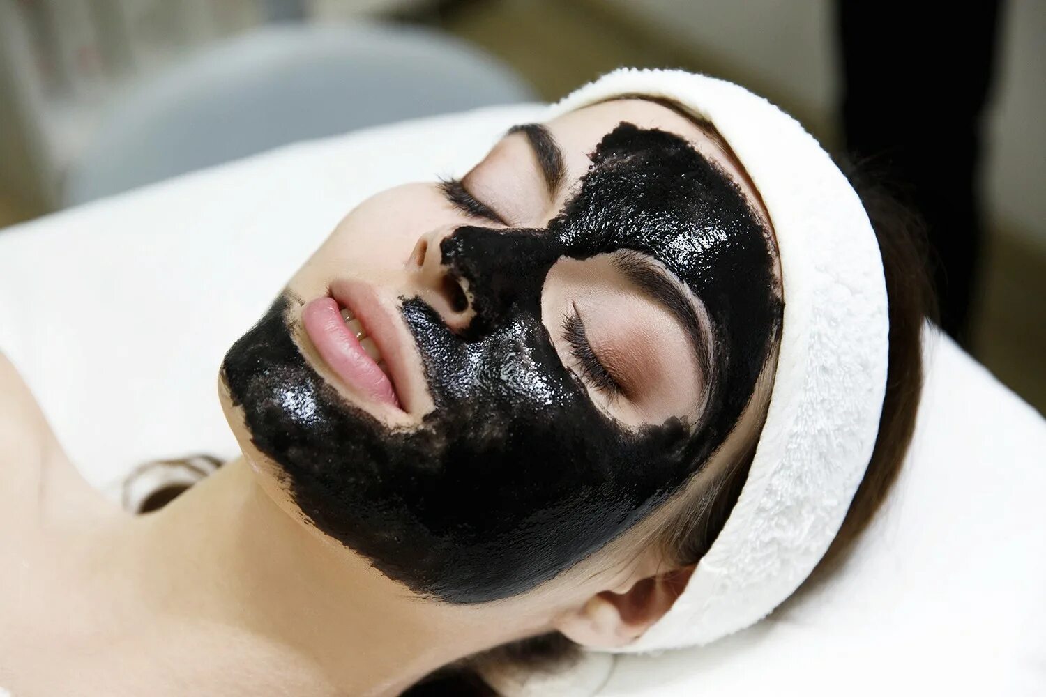 Карбоновый пилинг v Carbon System. Маска для лица. Девушка с маской на лице. Маска для лица черная.