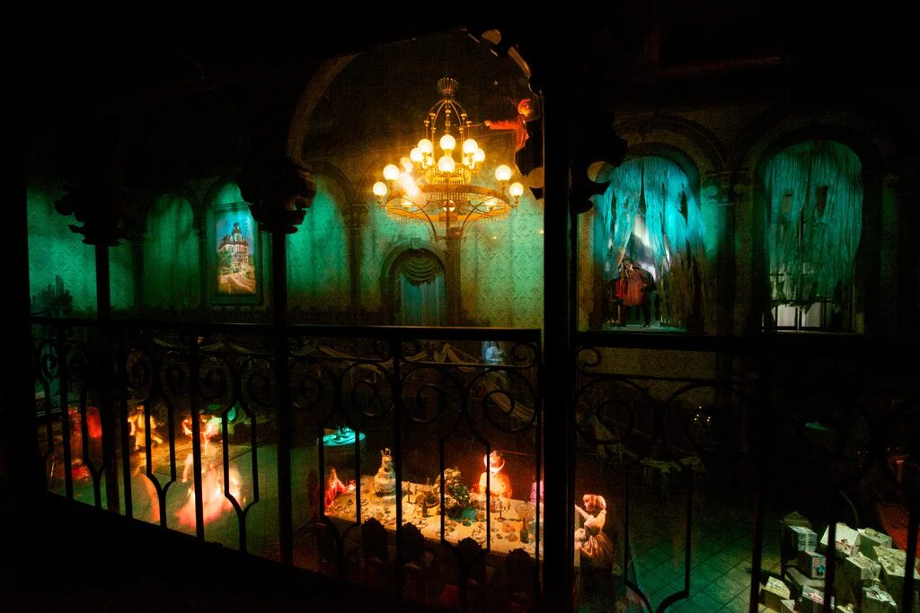 Phantom Manor Диснейленд. Phantom Manor Disneyland Paris внутри. Особняк с привидениями Диснейленд. Диснейленд Париж дом с привидениями внутри. Привидение возрастное ограничение