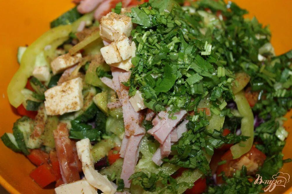Салат с копченой грудинкой. Салат аппетитный. Салат с куриной грудкой. Салат пражский. Салат с гренками.