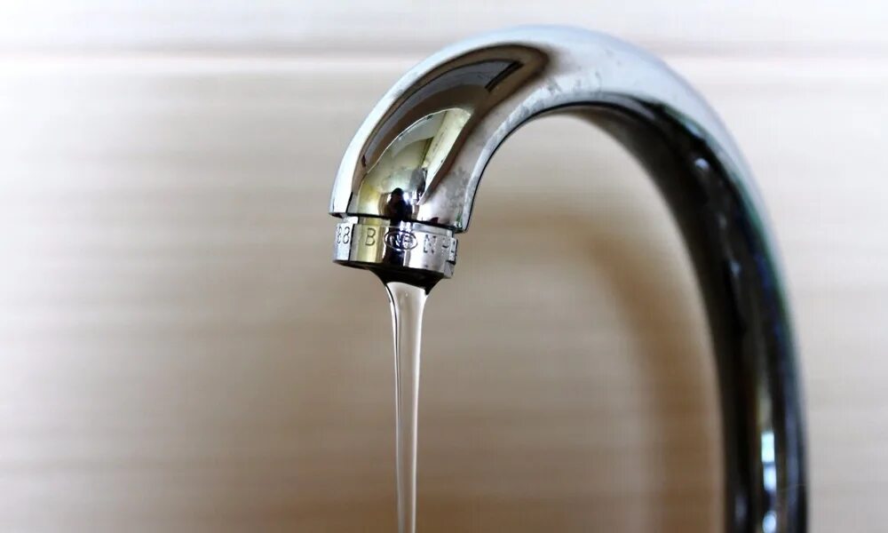 Плохо идет вода из крана. Струйка воды. струйка воды из крана. тонкая струйка воды из крана. тонкая струя с крана.