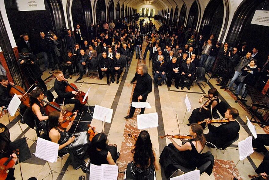 Оркестр в метро москва. Разрез станции маяковская. Музыканты в метро москвы. Концерт на станции маяковская. Станция маяковская показ сериала.