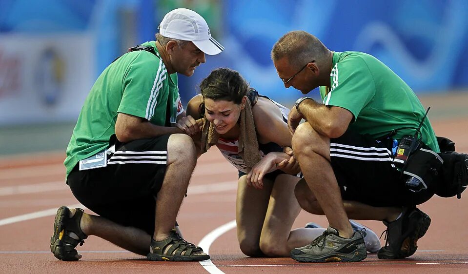 Неудачи в спорте. Неудача спортсмена. Поражение в спорте. Спортсмен плачет. Проигравший спортсмен