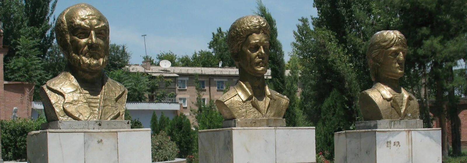 Темурмалик Таджикистан герой. Темурмалик Юнусов актер. Темурмалик памятник. Уч Кахрамон памятник.