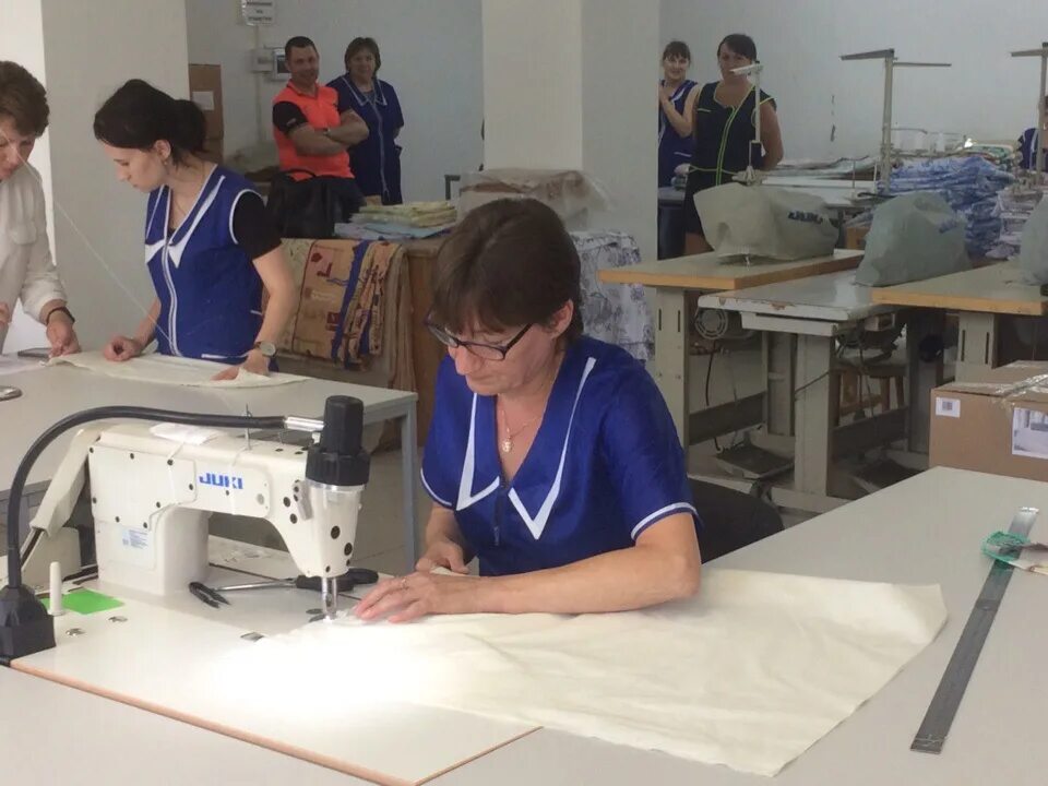 швея модельер профессия. швейные принадлежности. шитье золотом. золотая швея. сумки с золотым шитьем.