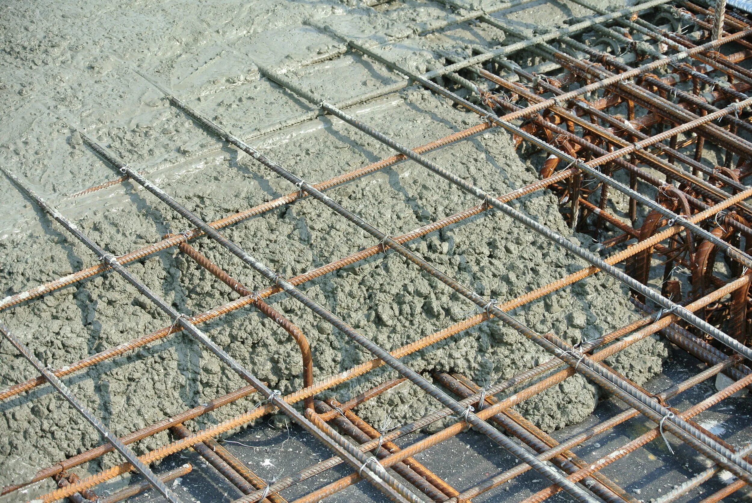 Заливка бетона с армированием цена за куб. Арматура в бетоне. Арматура в железобетоне. Армированный бетон. Армирование бетона.