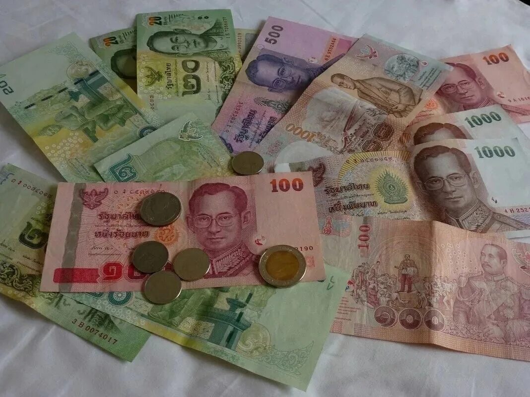 Тайская валюта. Бат валюта Тайланда. Тайские баты купюры. Деньги Тайланда 100 бат.