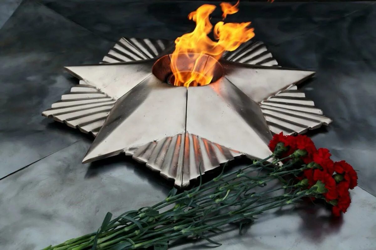 Памятники с вечным огнем великой отечественной войны. Мемориал вечный огонь симферополь. Вечный огонь победа. Вечный огонь победа. Огонь победы.