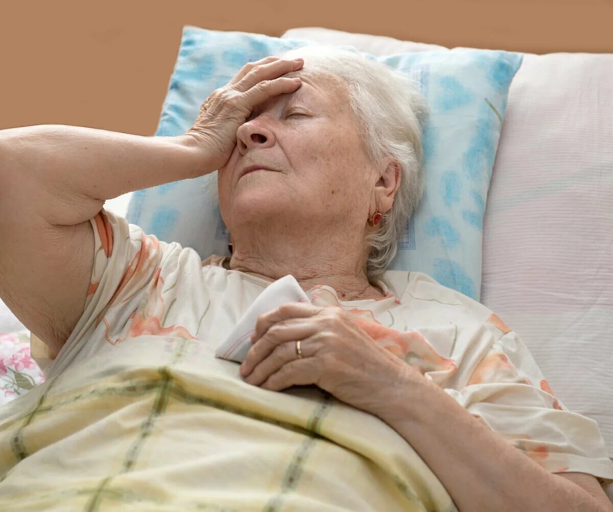 Бабки в постели. Пожилая больная женщина. Лежачая больная бабушка. Пожилые женщины на кровати. Старая женщина на кровати.