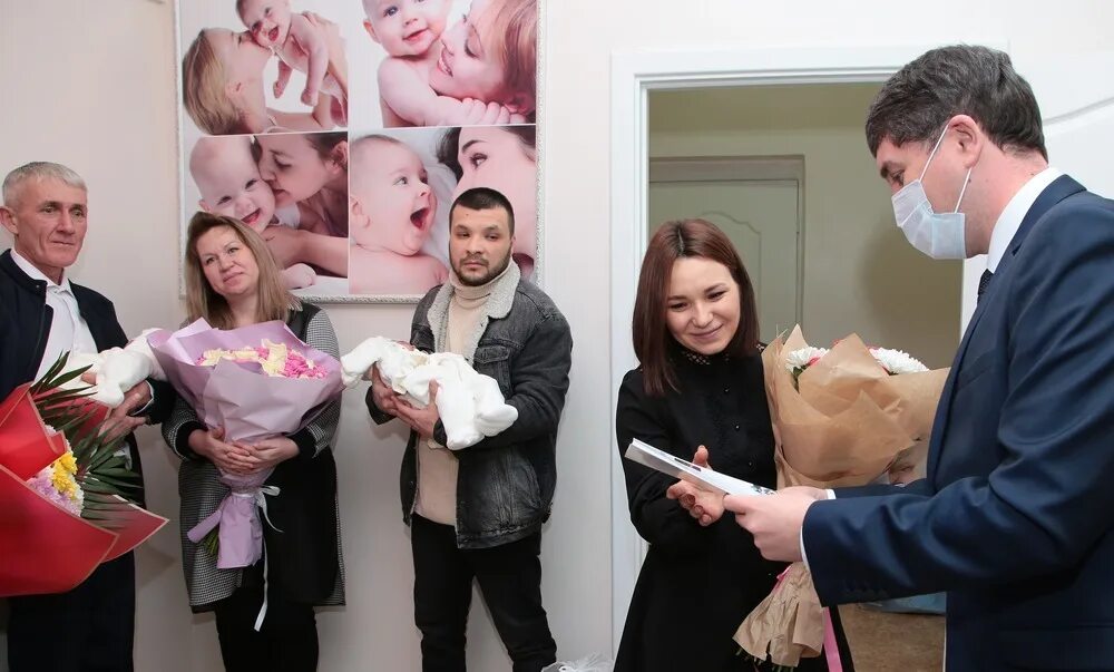 Выписка новорожденного из роддома. Выписка в 5. Выписка в 5. 5 роддом выписка. Комплект на выписку 5 предметов.