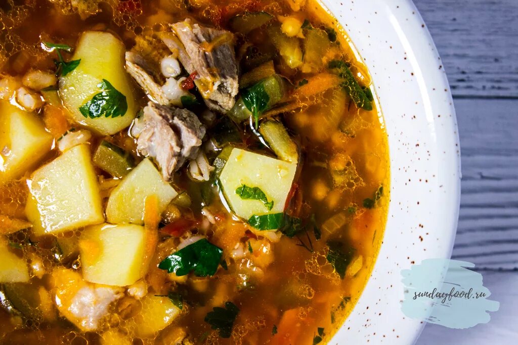 азу по-татарски классический. азу по-татарски из свинины. азу подача блюда. азу по-татарски с говядиной. куриная печень с солеными огурцами.