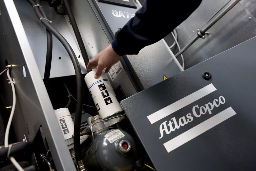 Оборудование для компрессора. Компраг 18 блок фильтров компрессора. Техобслуживание винтового компрессора. Обслуживание компрессоров atlas copco. Компрессор.
