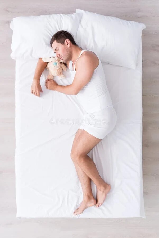 Приковала парня кровать. Фото мужика в кровати подарок. Парень обнимает подушку. Человечек обнимающий ноги на кровати.