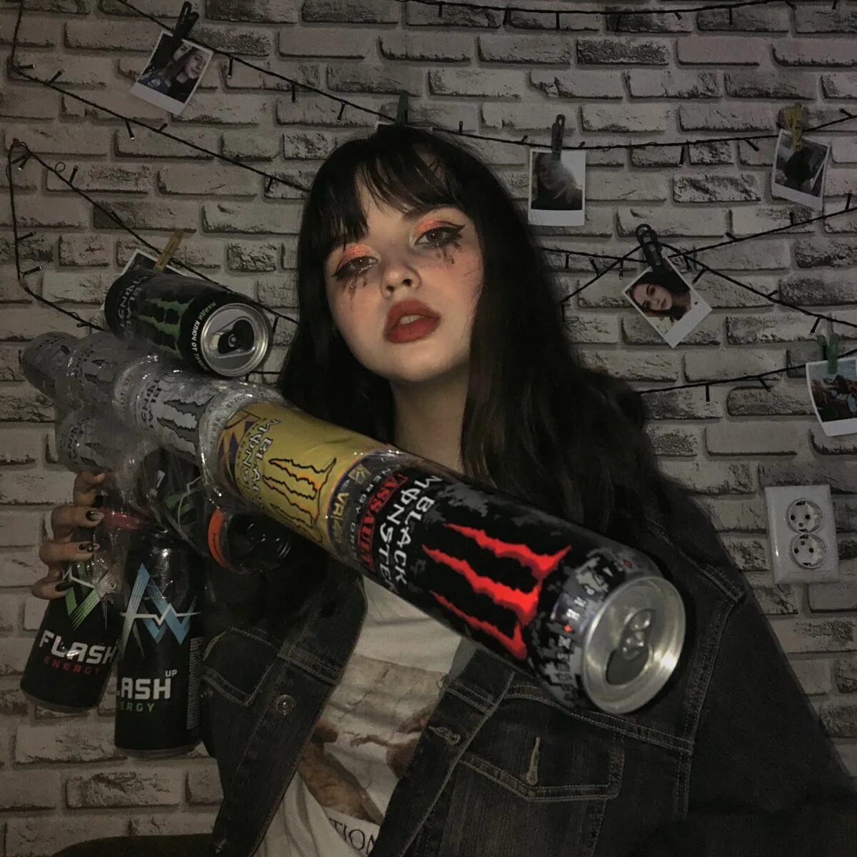 Красивые девочки с энергетиками. Энергетики девушка. Девушки с энергетиками. Девка с энергетиком. Фотосессия с энергетиками.