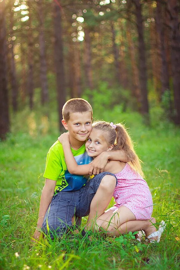 Братики-сестрички. Фотосессия на природе братиков. Мальчик гриша и девочка катя часто. Фотограф гриша селиванов green. Старший брат с сестрой на природе.