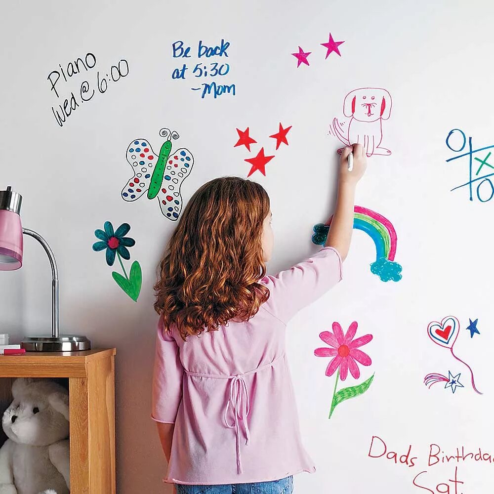 Стена для рисования в детскую комнату. Рисунки на стену в комнату. Маркерное покрытие для стен. Приложение где можно рисовать на обоях друг. Рисование на стенах в квартире.