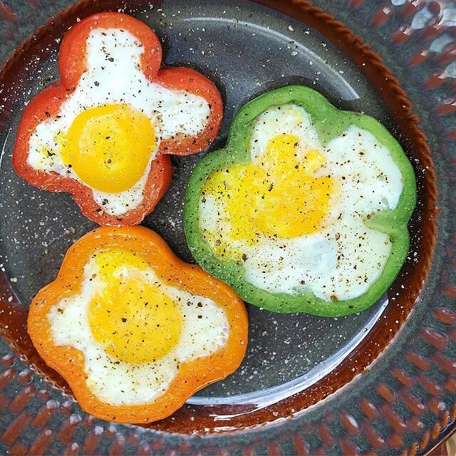 Вкусный завтрак из бекона и яиц. Красивый завтрак из яиц. Простые завтраки из яиц. Необычные блюда из яиц. Необычный завтрак из яиц.