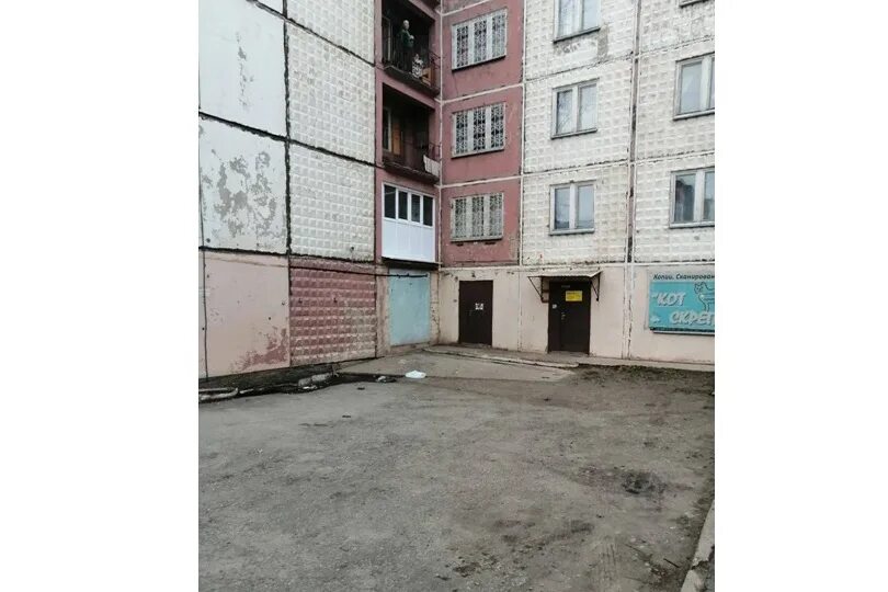 Кот упал с шестого этажа. Вид из окна многоэтажки. Девочка упала с 5. Ребенок упал с окна с первого этажа. Девочка упала с 5 этожа2023.