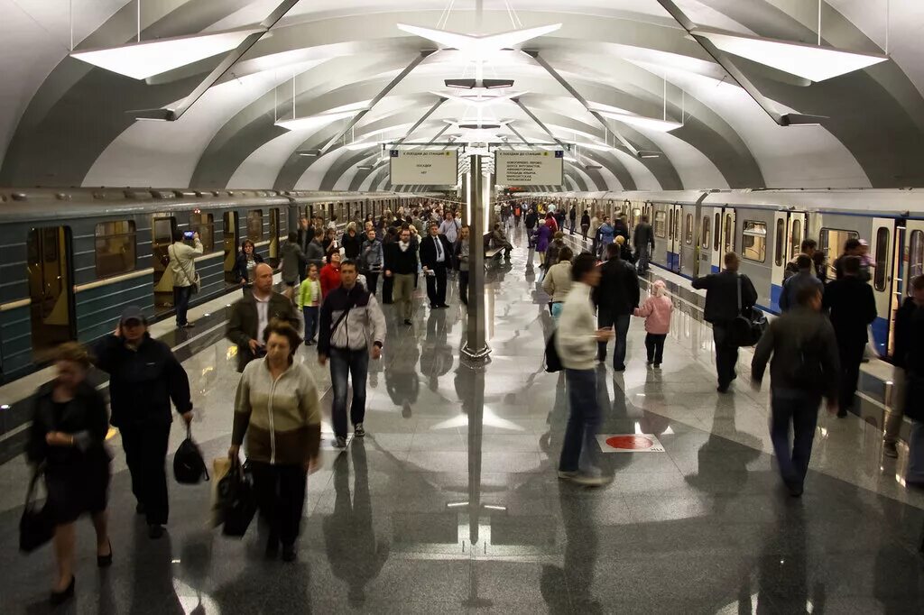 Метро новокосино ул. Станция Новокосино. Московское метро 2002. Новокосино (станция метро). Метро Новокосино снаружи.