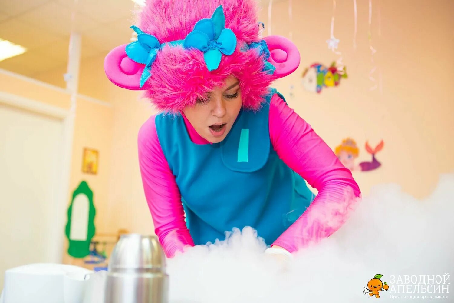 Жидкий азот шоу химическое шоу. Жидкий азот в ресторане. Шоу с жидким азотом. Шоу с жидким азотом для детей. Жидкий азот девочка аниматор.
