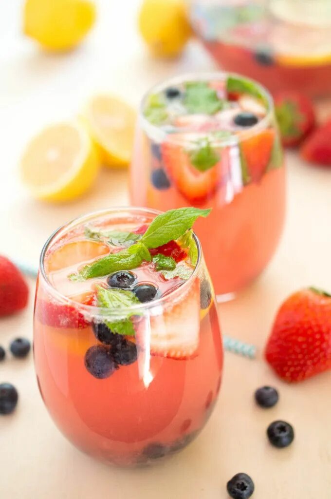 Лимонад малина личи. Lemonade berry. Lemonade berry. Lemonade berry. Коктейль с ягодами.