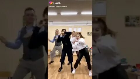 Одноклассница танцует с одноклассником