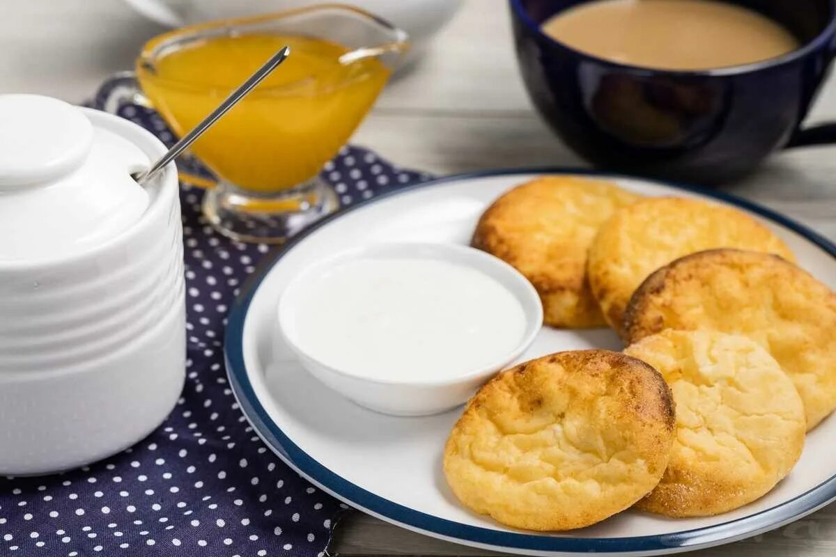 Сырники без муки в духовке рецепт. Сырники с овсяными хлопьями. Сырники с изюмом. Сырники по дюкану. Сырники в духовке.