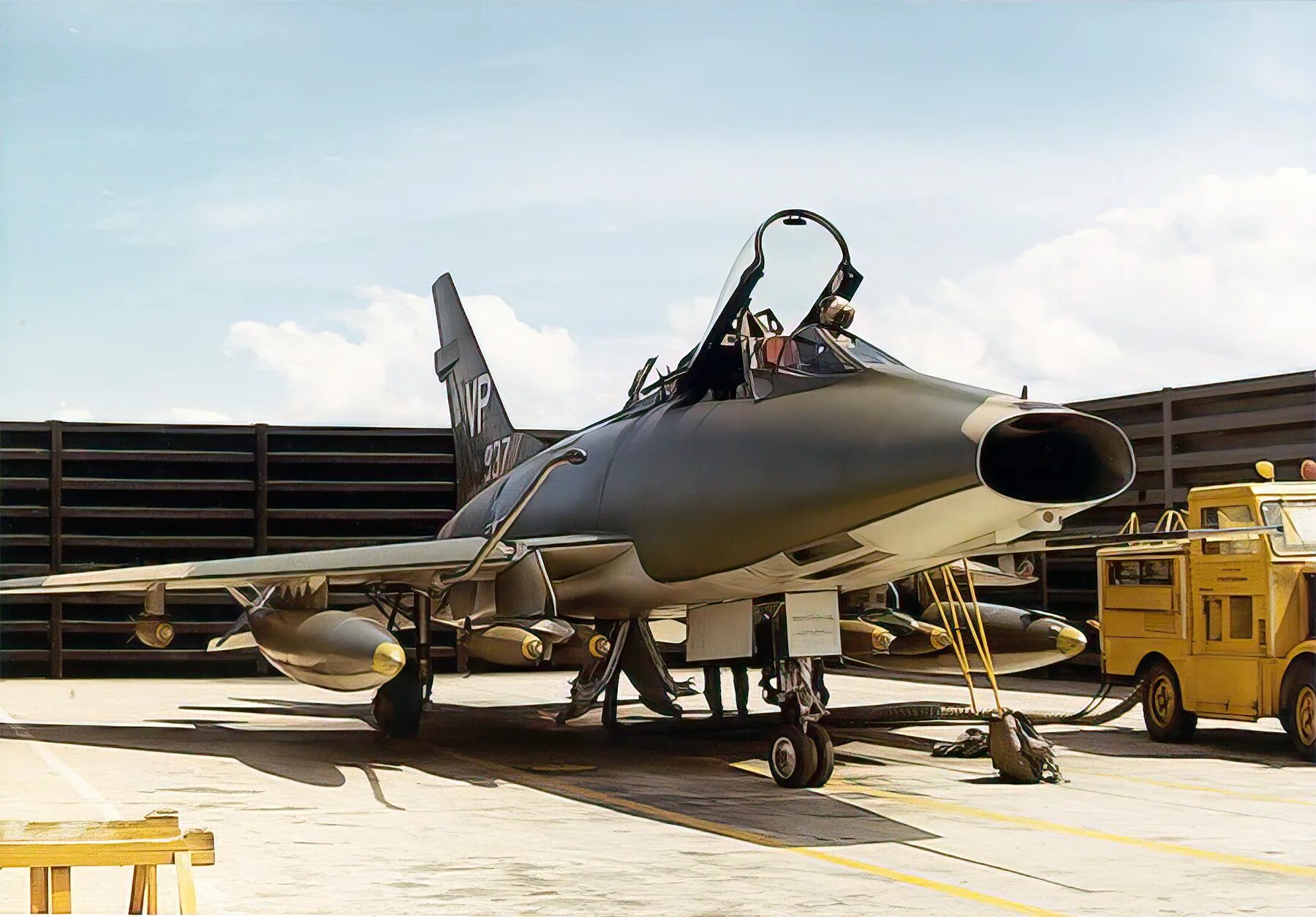 F 100. F-100f super sabre. истребитель f-100 super sabre. f 100 super sabre armament. f-100 super sabre во вьетнаме.