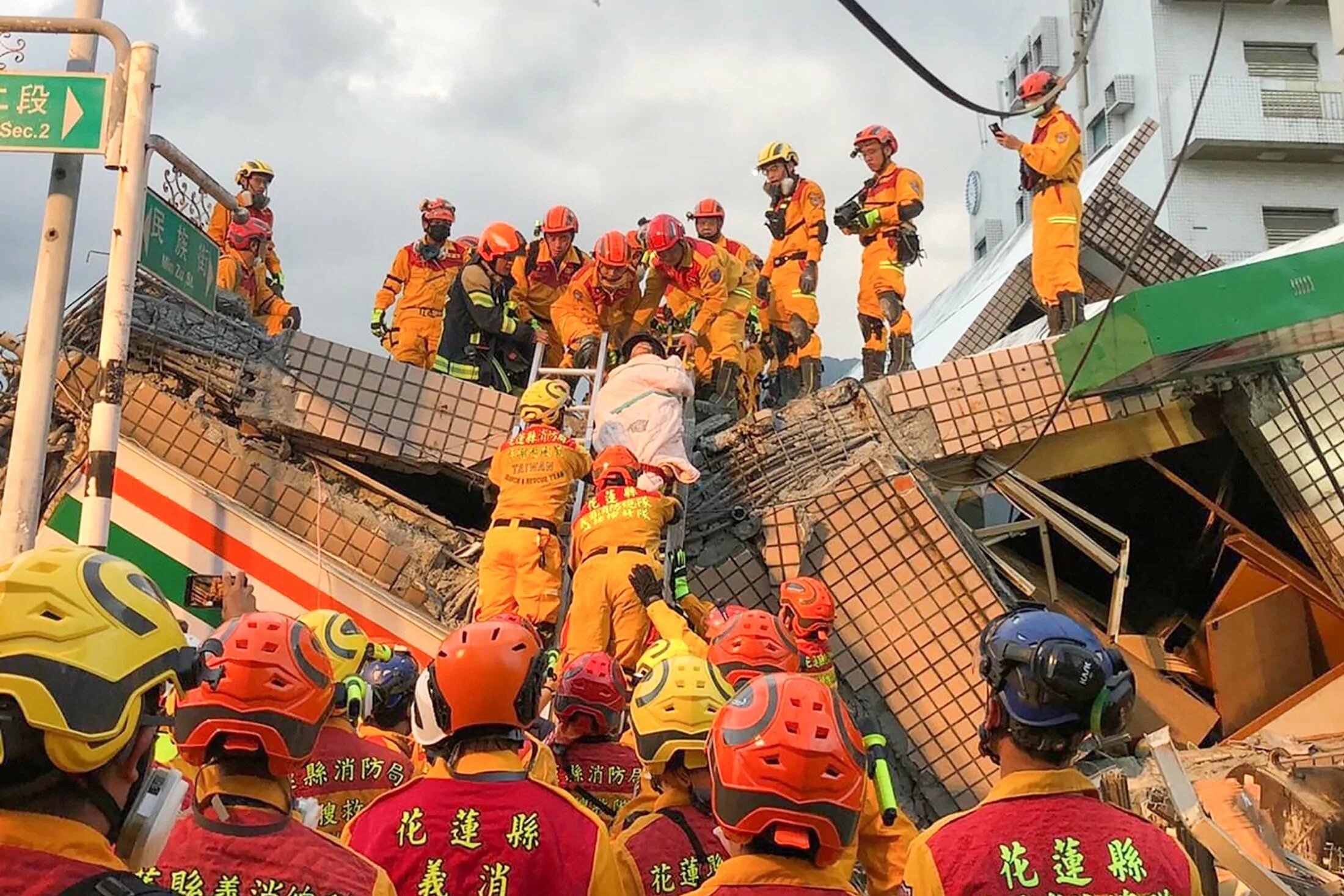 Тайвань землетрясение сегодня новости. Землетрясение в Тайване 2022. Землетрясение в Тайване 2022 вчера. Землетрясение фото. Здание Тайбэй землетрясение.