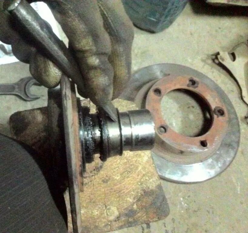 Замена подшипника ступицы нива шевроле. Нива шевроле как поменять подшипник. Подшипник ступицы передний нива 21213. Передние ступичные подшипники нива шевроле. Замена подшипника ступицы нива шевроле.