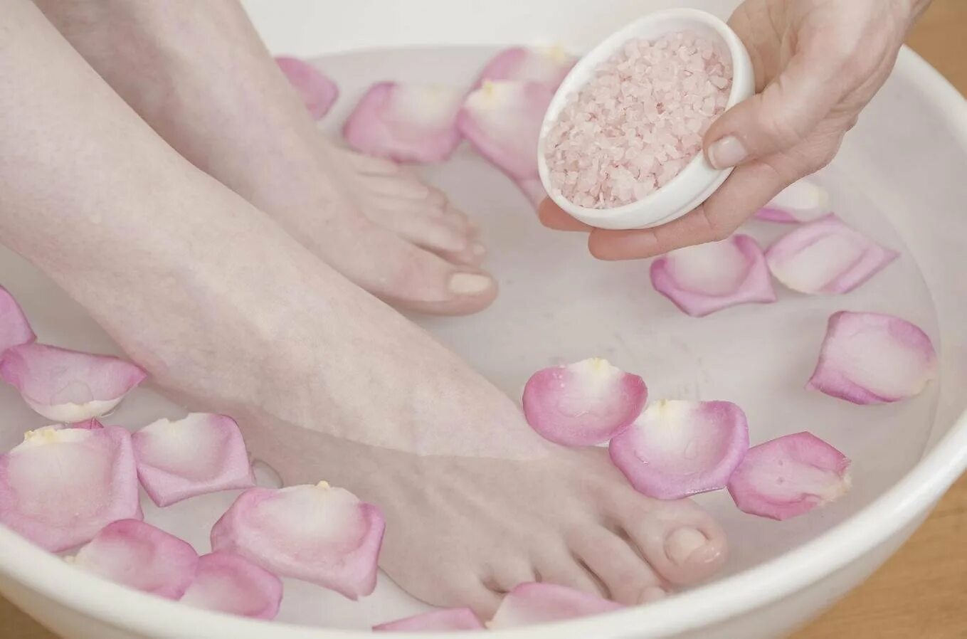 Домашние ванночки от грибка ногтей. Ванночка для ног с солью. Солевые ванночки для стоп. Распаривание ног в ванночке. Spa ванночки для ног.