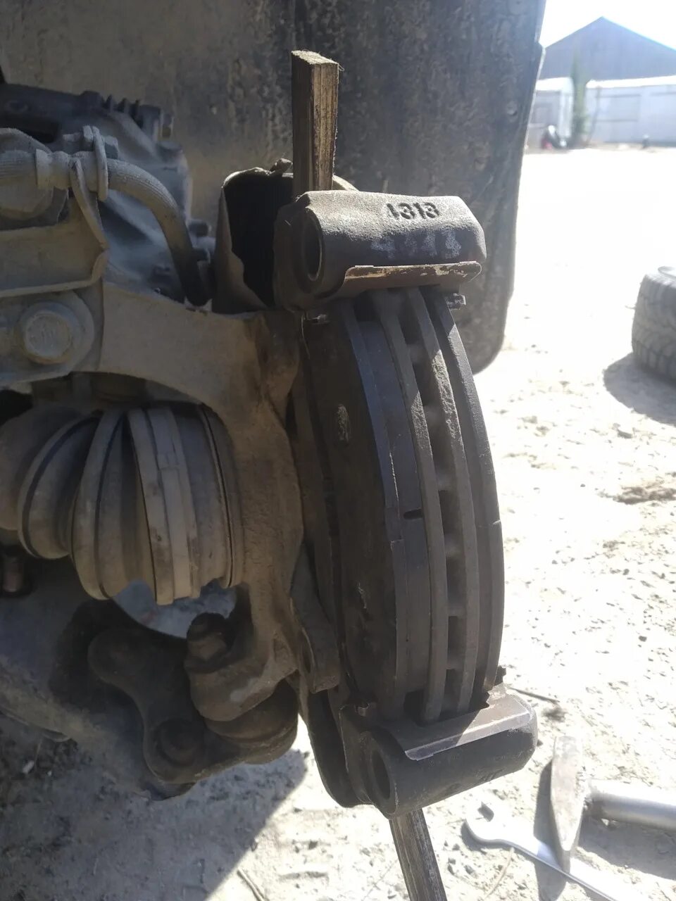 Суппорт на рав 4. Поршень заднего суппорта рав 4 2006 года. Суппорт на рав 4. Противоскрипная пластина зад суппорта рав 4 2. Тойота рафт 4 2011 суппорт.