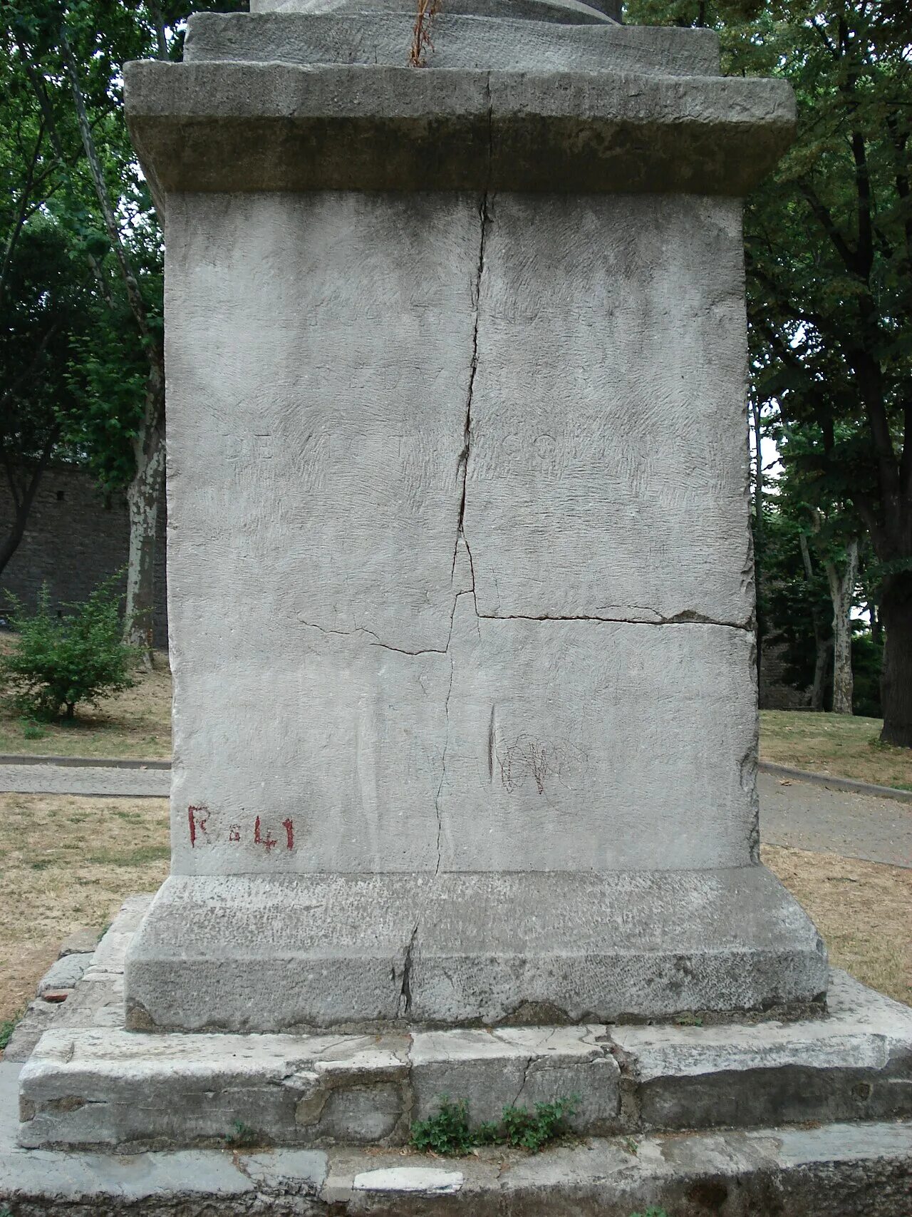Готская колонна в Стамбуле. Готская колонна в парке Гюльхане. Готская колонна древний Рим. Гюльхане парк колонны в гроте. Колонна готов