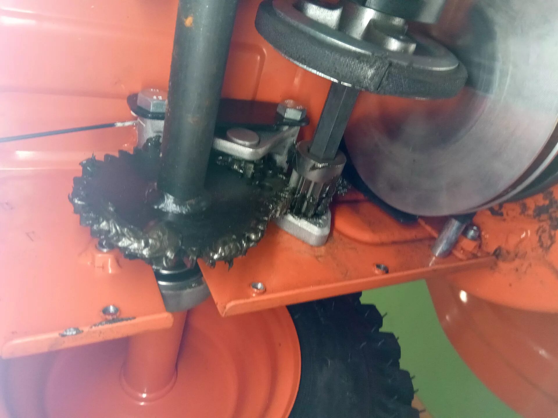 Тросик привода колес снегоуборщика huter 6000. Редуктор привода снегоуборщика ксм 21. Колеса для снегоуборщика 4. Ось колес снегоуборщика. Снегоуборщик simplicity h924rx.