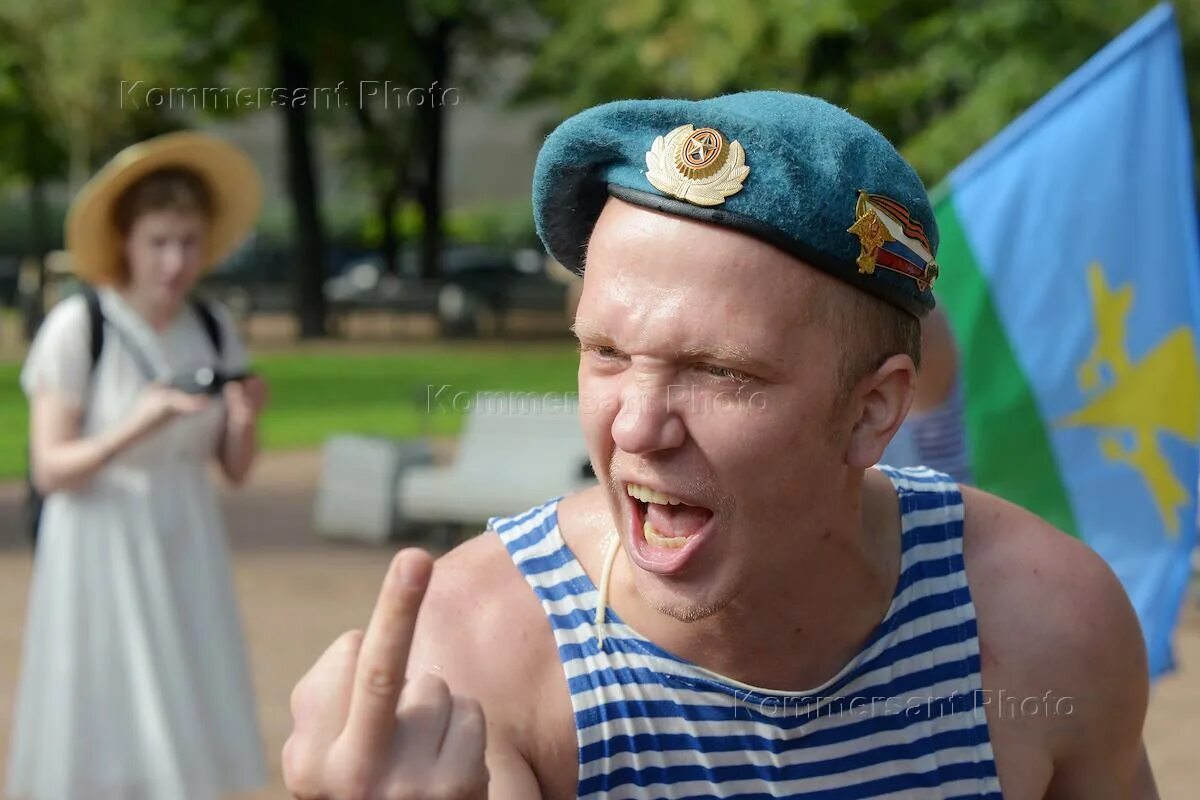 Десантник ест